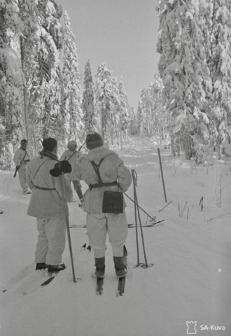 Finnish sentries on ski patrol. Note map case on the hip of the officer on the right. Photo credit SA-Kuva Finnish sentries on ski patrol. Note map case on the hip of the officer on the right. Photo credit SA-Kuva
