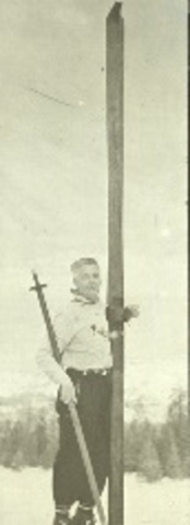 Newspaper correspondent Bill Berry in ca. 1970s with the longest known pair of skis in the US, from the early California mining days. Berry was one of the first journalists to do serious research on early California skiing. Photo credit: New England Ski Museum